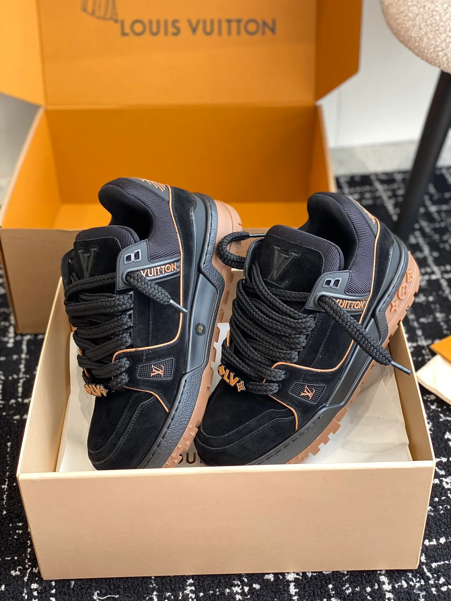 👟👟Ex-factory price 840👟👟 The latest upgraded version of lvtrainer Little Fatty 2023 is the same as the original version. Exclusive mold opening. Market ceiling level. Welcome to compare. At the Louis Vitton 2023 show, the new Trainer was unveiled. The new shoe style did not change much in the upper design, but the shoe shape became wider. Thicker and larger tongues replace the original visual effect. Since the launch of Lanvin bread shoes, this fat shoe style has become more and more popular!  Select imported calfskin/denim splicing/Yangjing material, exclusive molded outsole fasteners, decorative accessories can be removed at will!  Size: #35-45 (⚠️40 for women, 45 for men, customization is non-refundable)